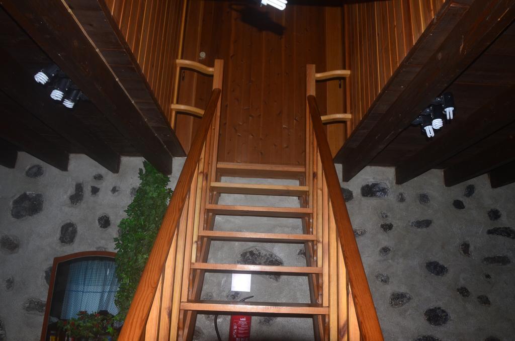 Join Our Relaxed House Near The Beach - Mosteiros Mosteiros  Bagian luar foto