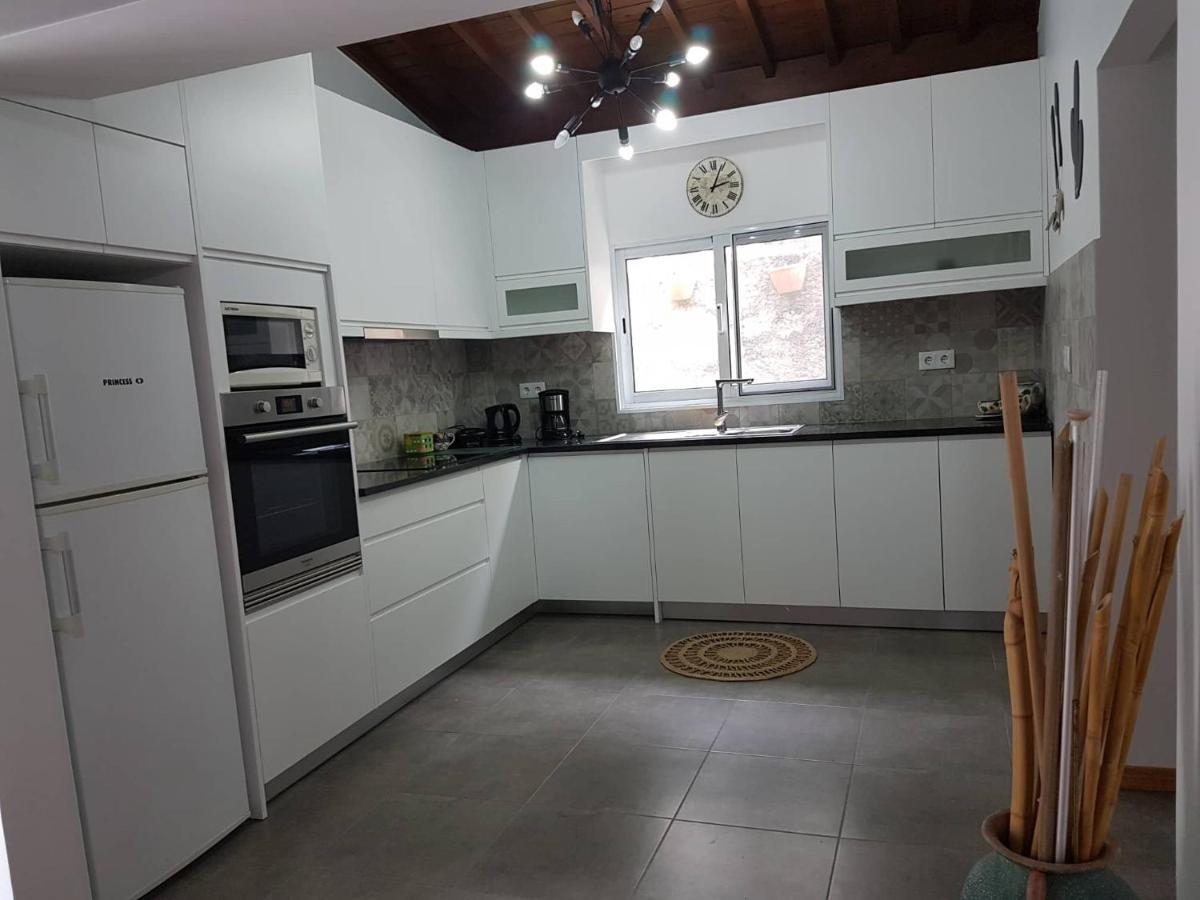 Join Our Relaxed House Near The Beach - Mosteiros Mosteiros  Bagian luar foto