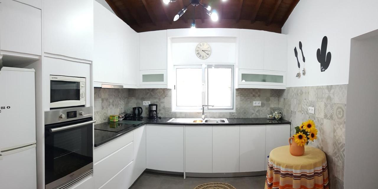 Join Our Relaxed House Near The Beach - Mosteiros Mosteiros  Bagian luar foto