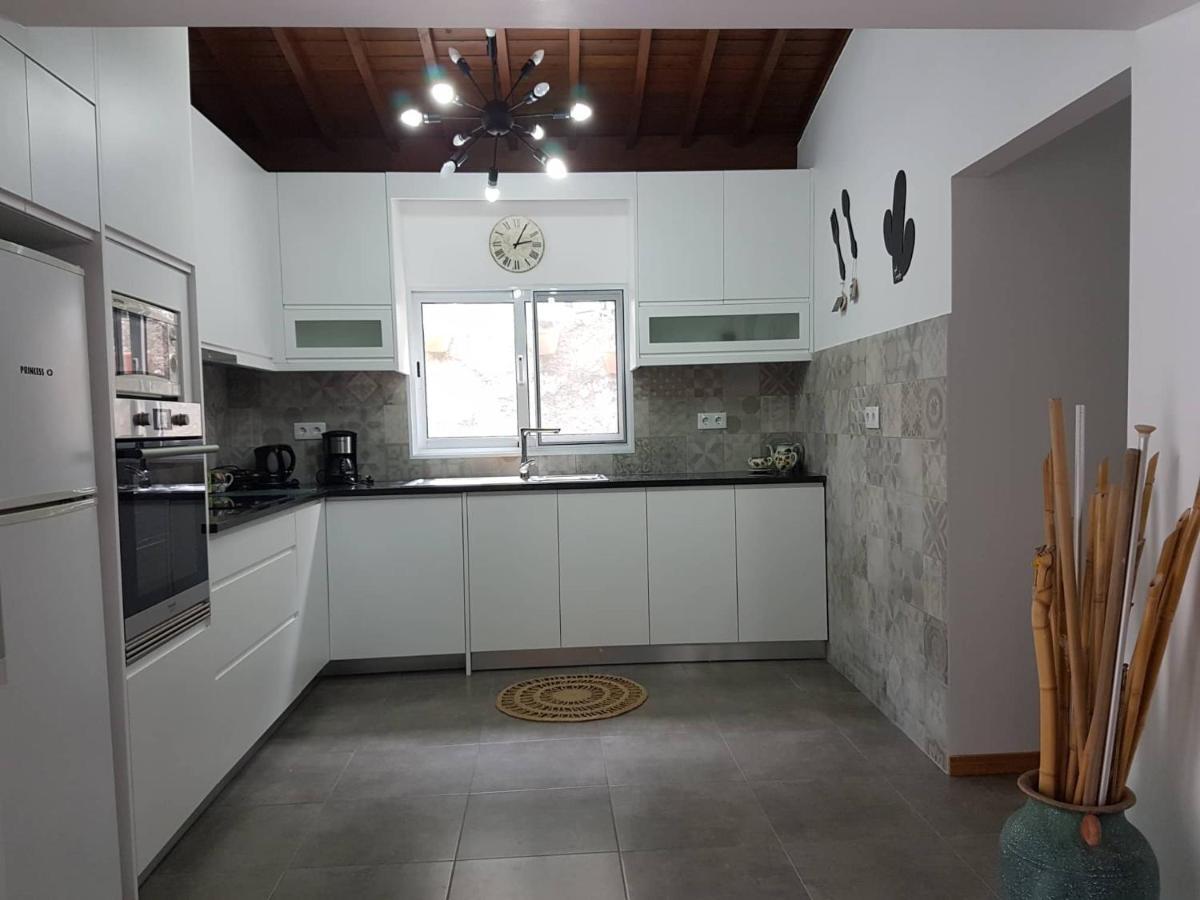 Join Our Relaxed House Near The Beach - Mosteiros Mosteiros  Bagian luar foto