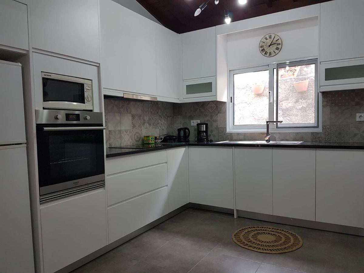 Join Our Relaxed House Near The Beach - Mosteiros Mosteiros  Bagian luar foto