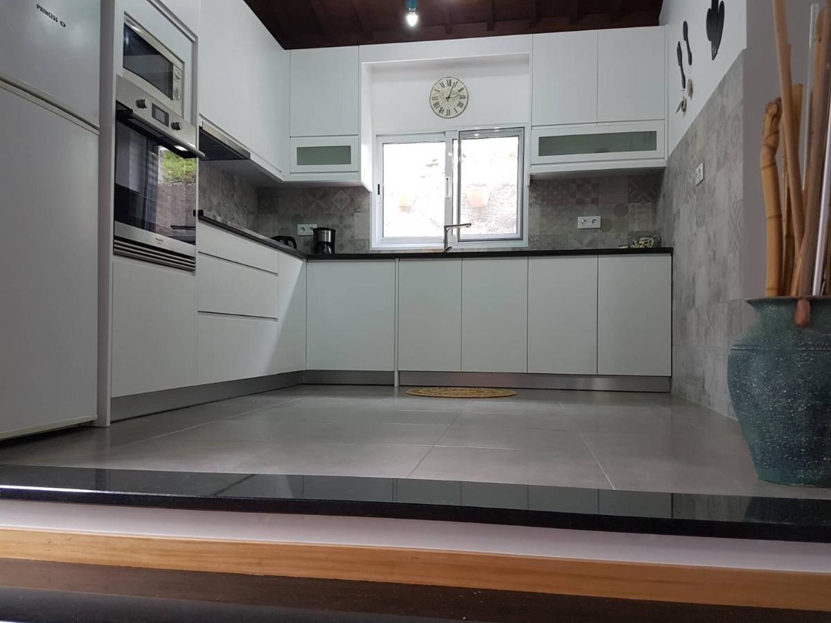 Join Our Relaxed House Near The Beach - Mosteiros Mosteiros  Bagian luar foto