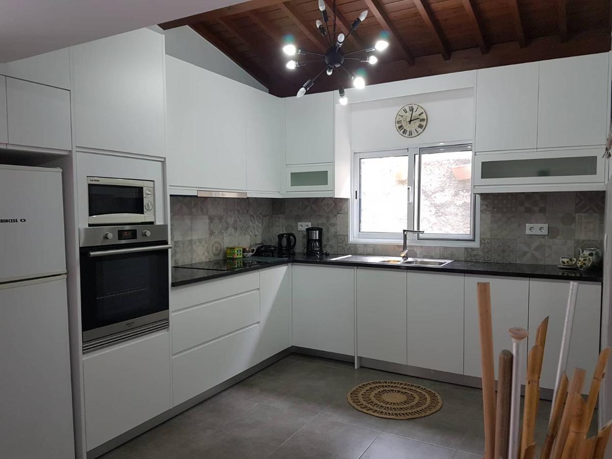 Join Our Relaxed House Near The Beach - Mosteiros Mosteiros  Bagian luar foto
